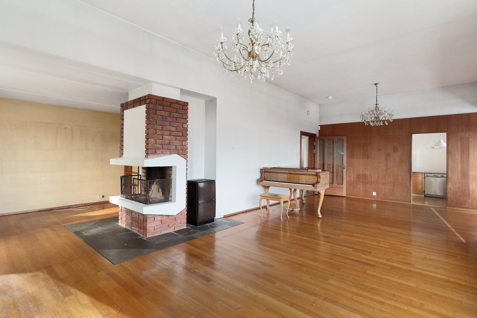 Stuen er oppdelt med peis og bibliotek/tv-stue Galleribilde