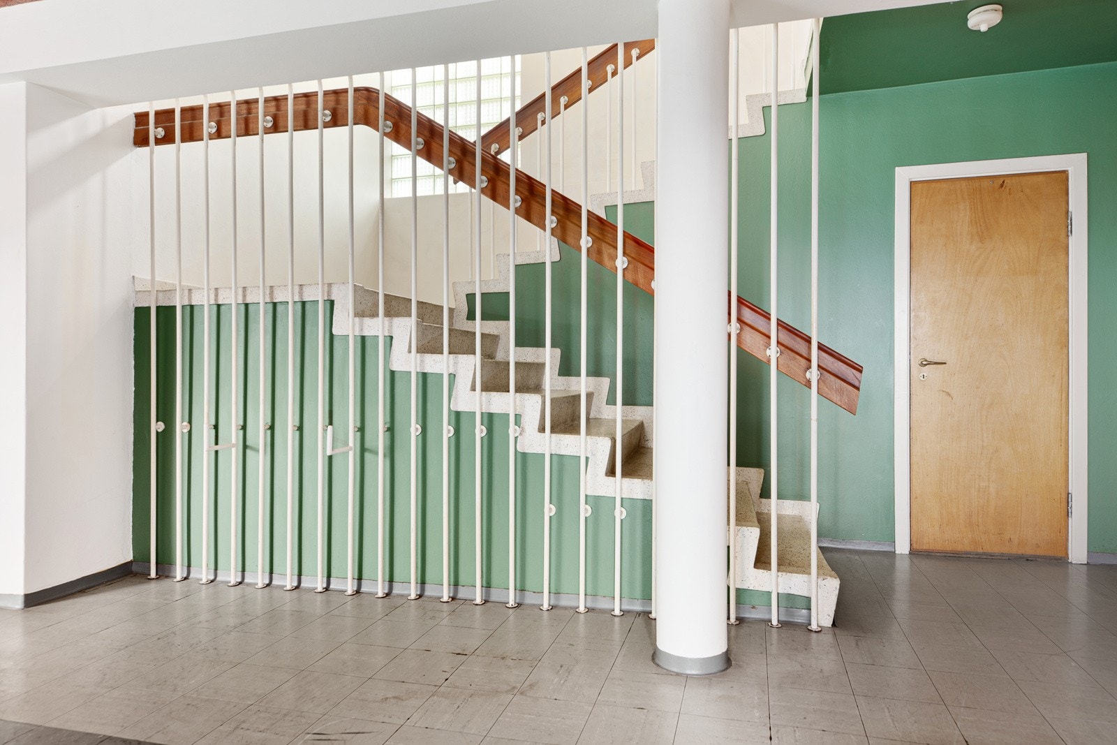 Stor og bred trapp med repo opp til stuen i 1.etasje Galleribilde