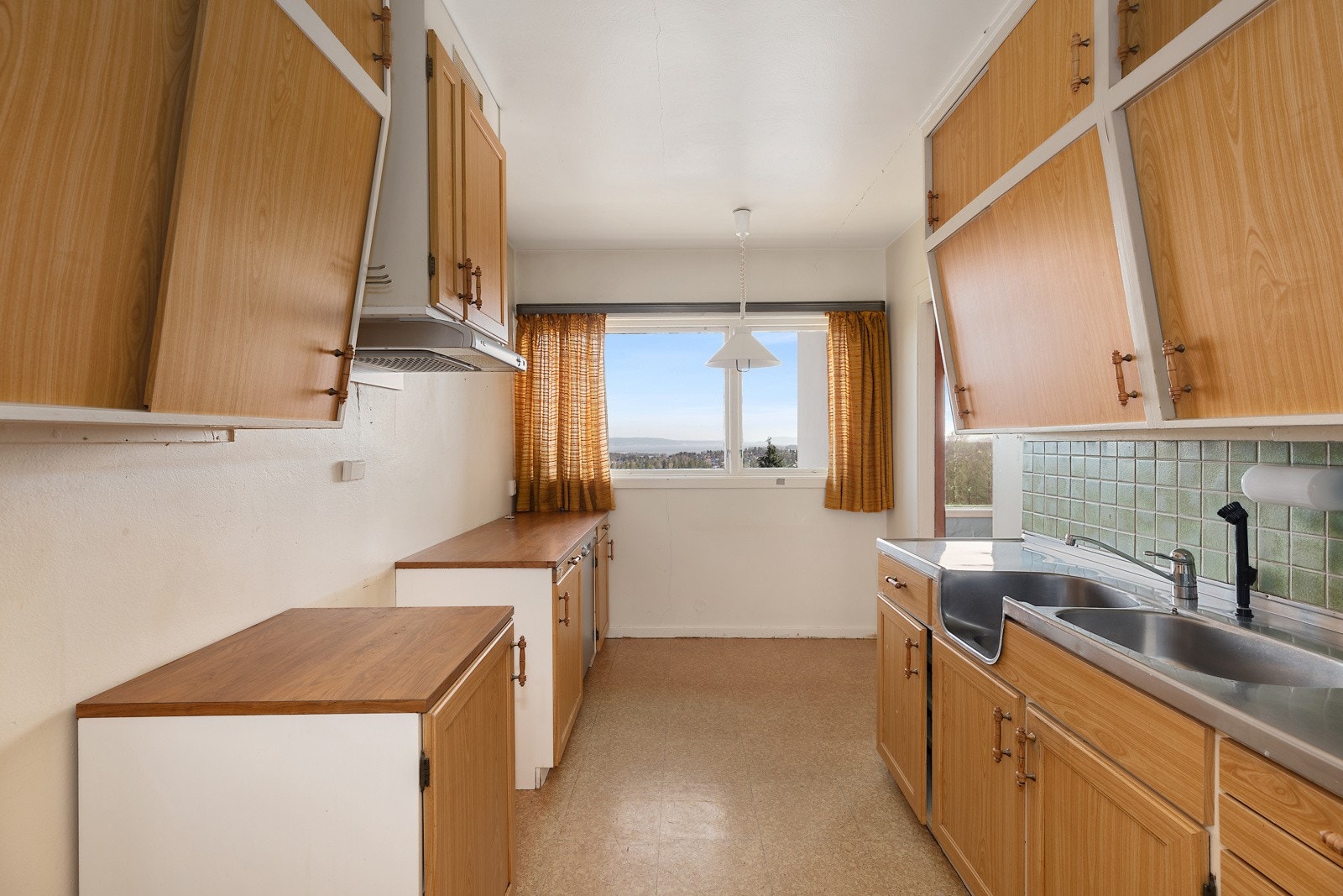 Praktisk arbeidskjøkken. Ønsker man et større og åpen kjøkkenløsning kan veggen mot stuen fjernes Galleribilde