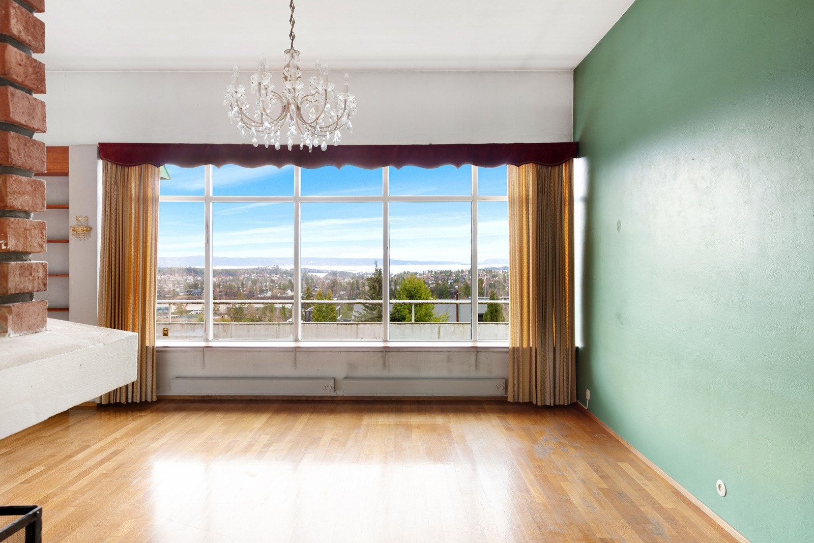 Store vinduer mot syd gir meget gode lysforhold i stuen Galleribilde