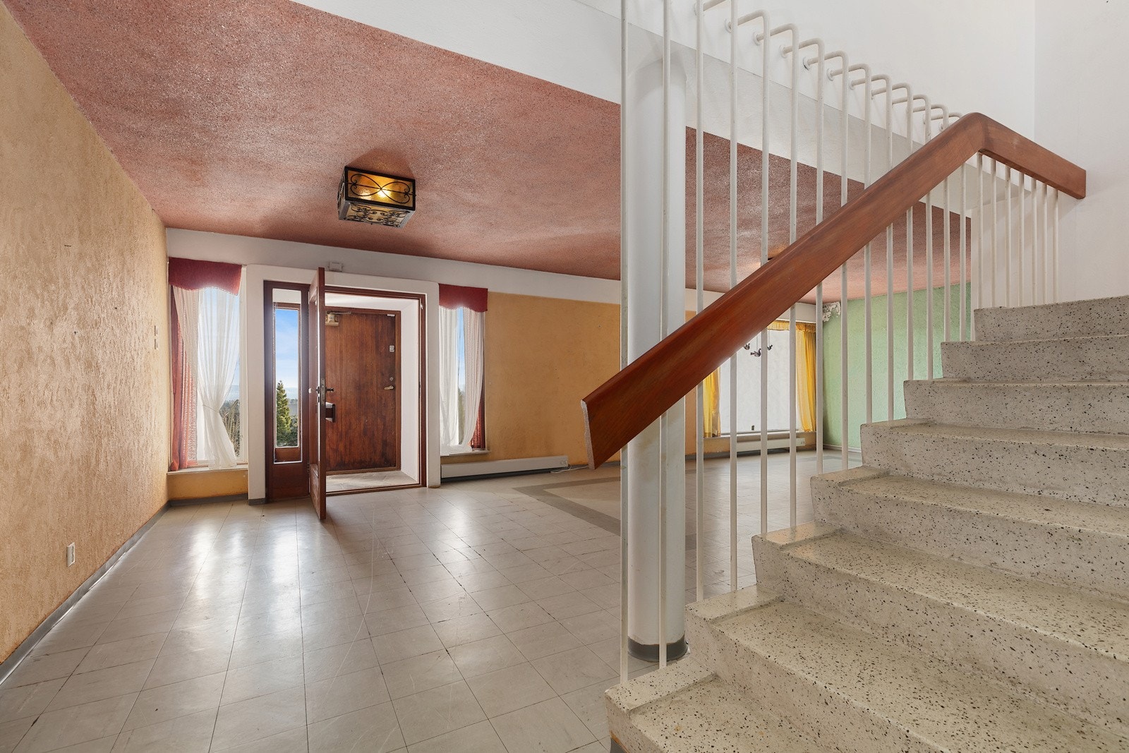 Fra inngangen kommer man inn i en stor stue/hall med peis. Galleribilde