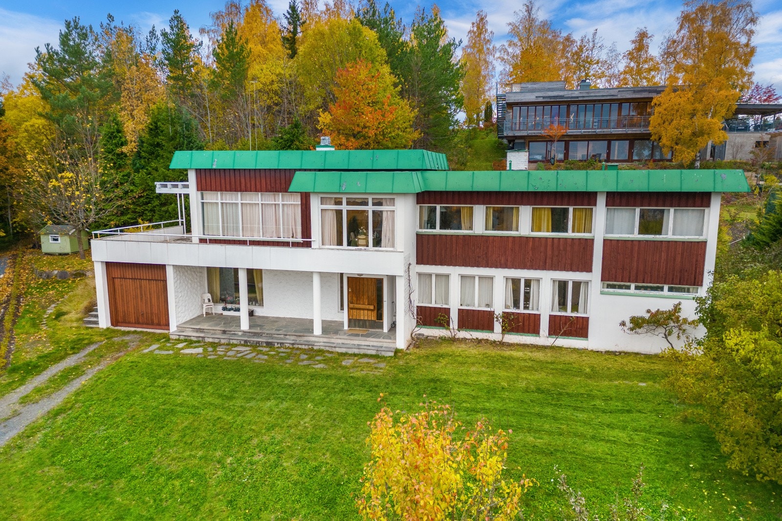 Fasade mot syd med inngangsparti, terrasse og garasje Galleribilde