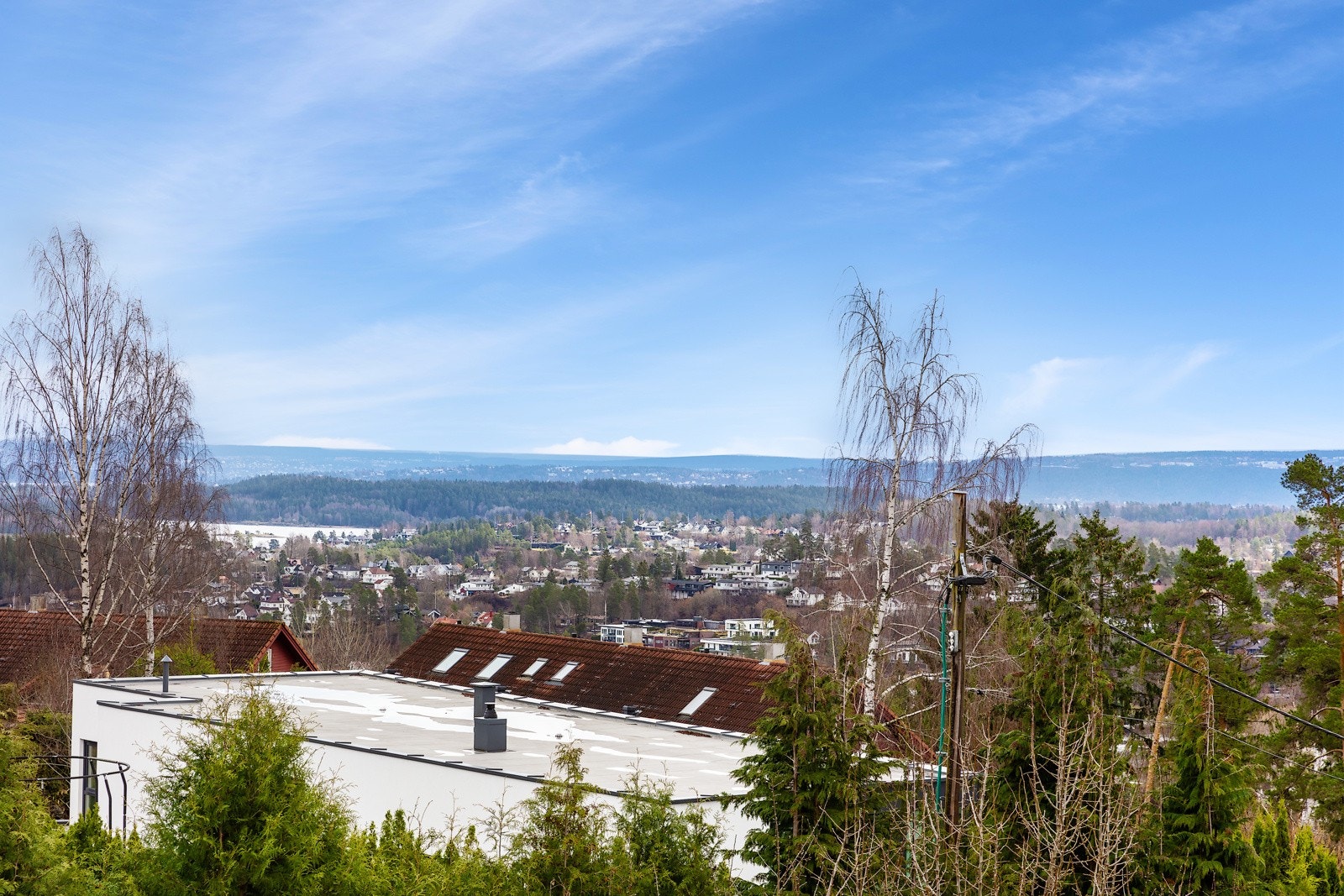 Fra eiendommen er det flott utsikt fra Fornebulandet/Snarøya, fjorden, Nesoddlandet og til Skaugumåsen Galleribilde