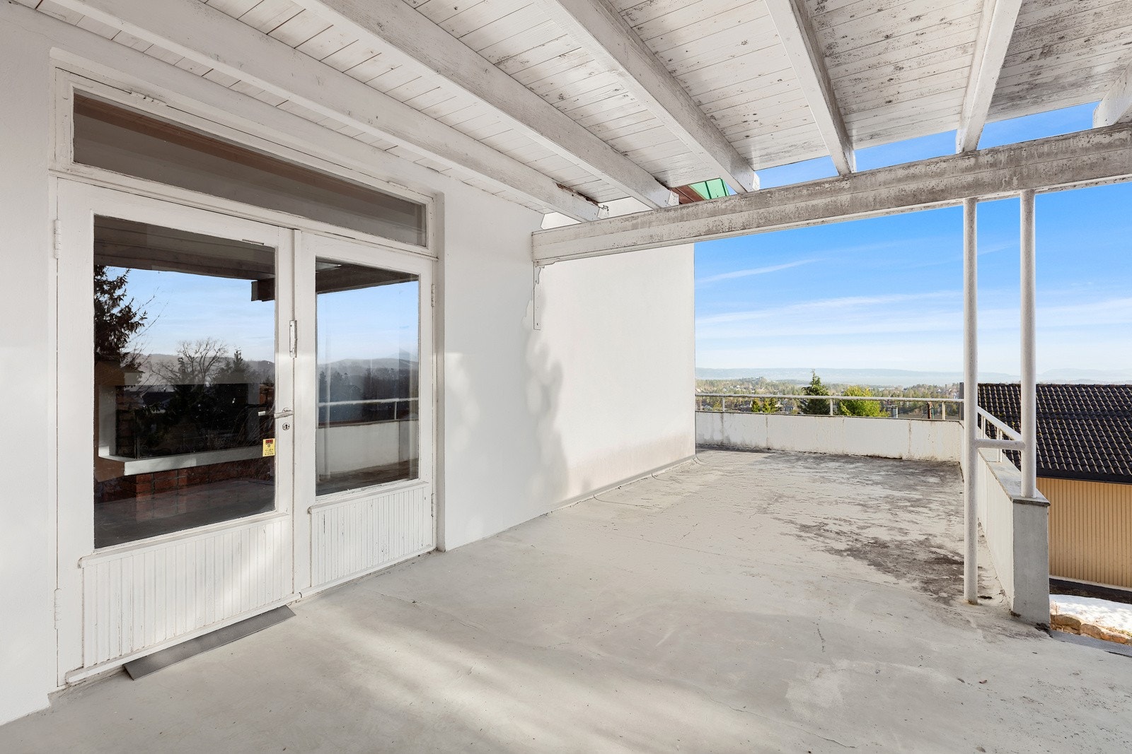 Overbygget terrasse hvor man sitter lundt og varmt - selv på regnfulle dager Galleribilde