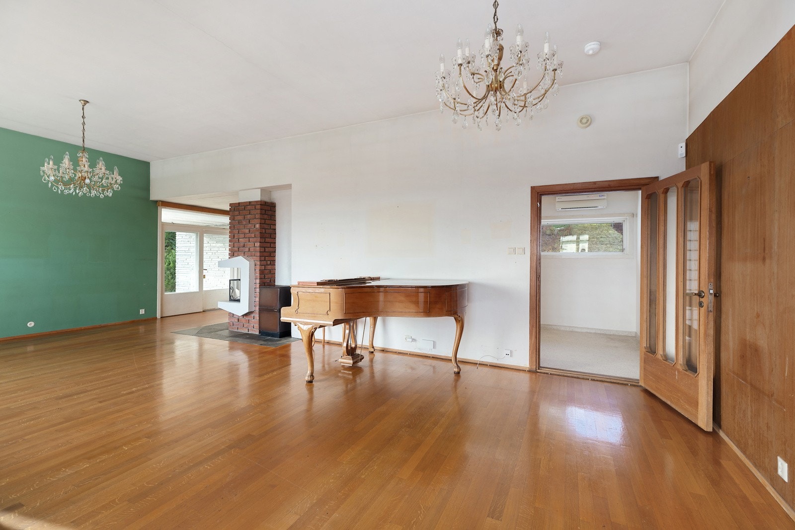 Fra stuen er det bred dør inn fra trappehall Galleribilde