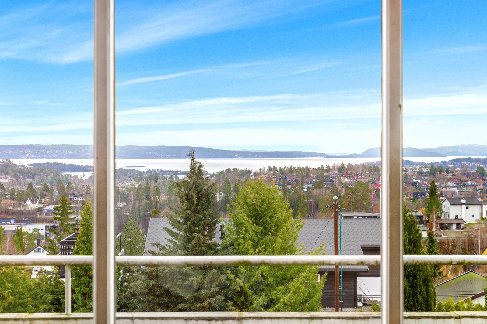 Fra stuen er det flott utsikt mot syd og over Nesoddlandet og ut fjorden Galleribilde