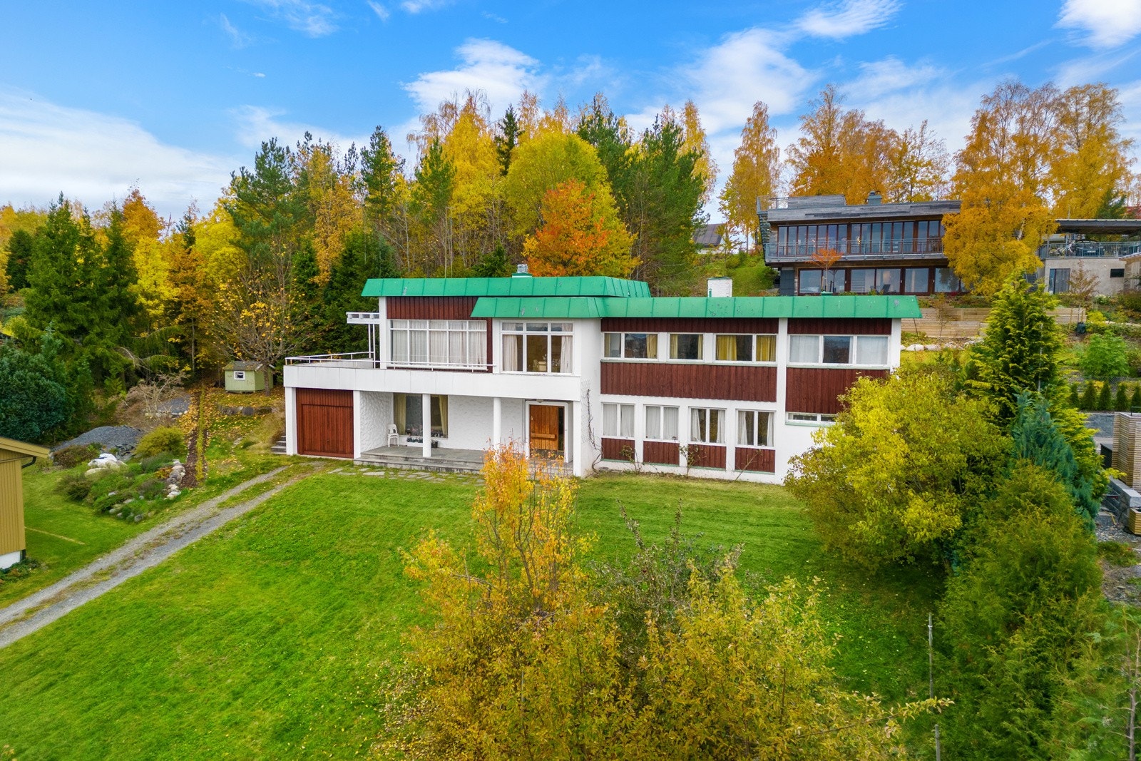 Huset ligger tilbaketrukket fra veien og med stor hage ned mot Billingstadåsen Galleribilde