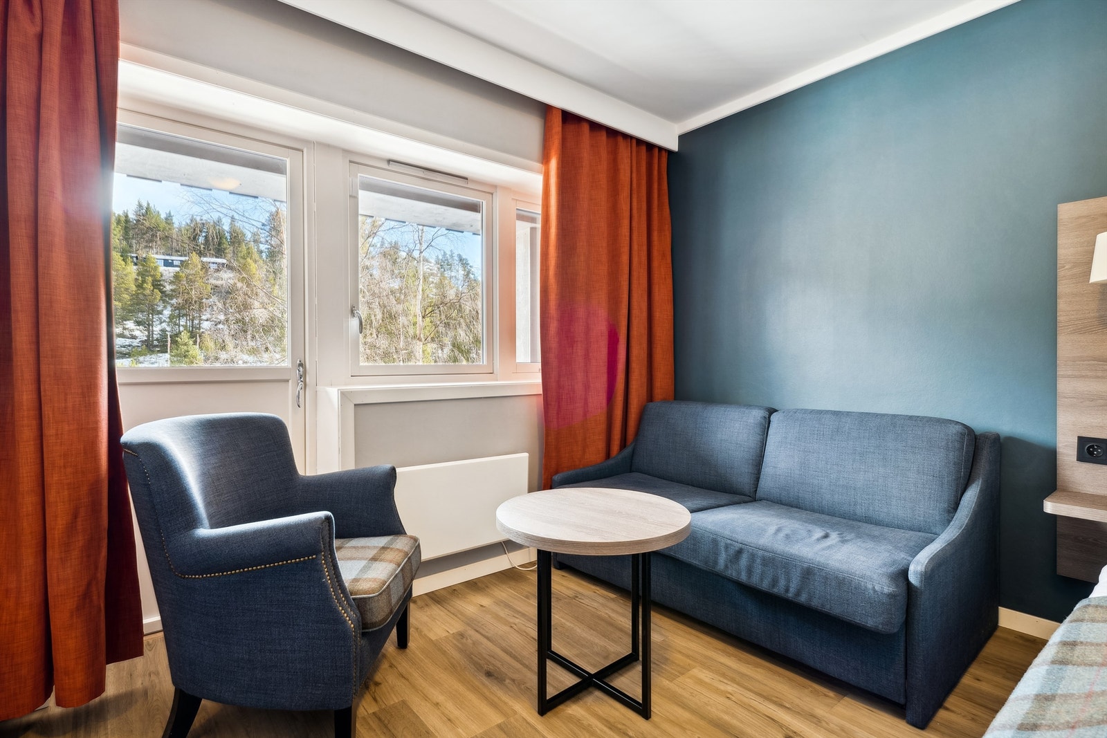 Rom 303 har plass for en mindre sovesofa Galleribilde