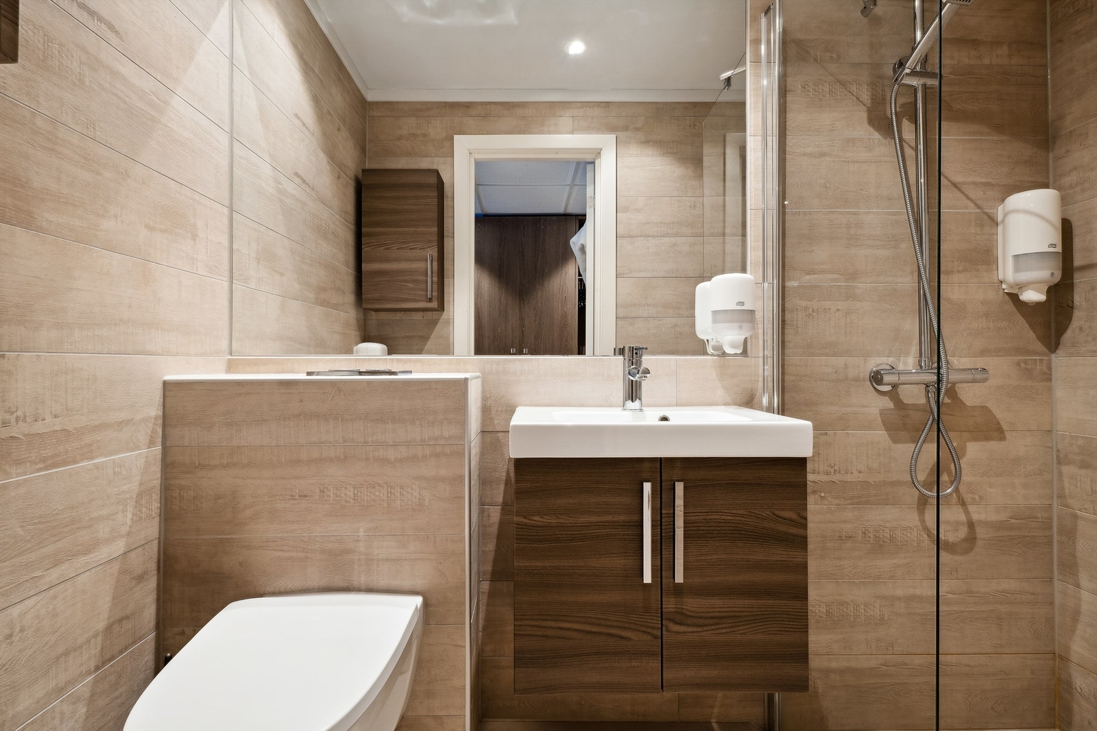 Badene er også oppgradert i 2017 - elektriske varmekabler i begge badgolv Galleribilde