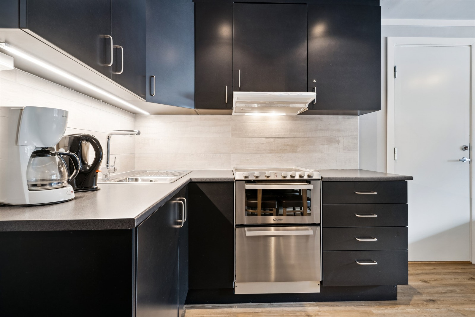 Integrert kjøleskap og kombinert platetopp/komfyr og oppvaskmaskin Galleribilde