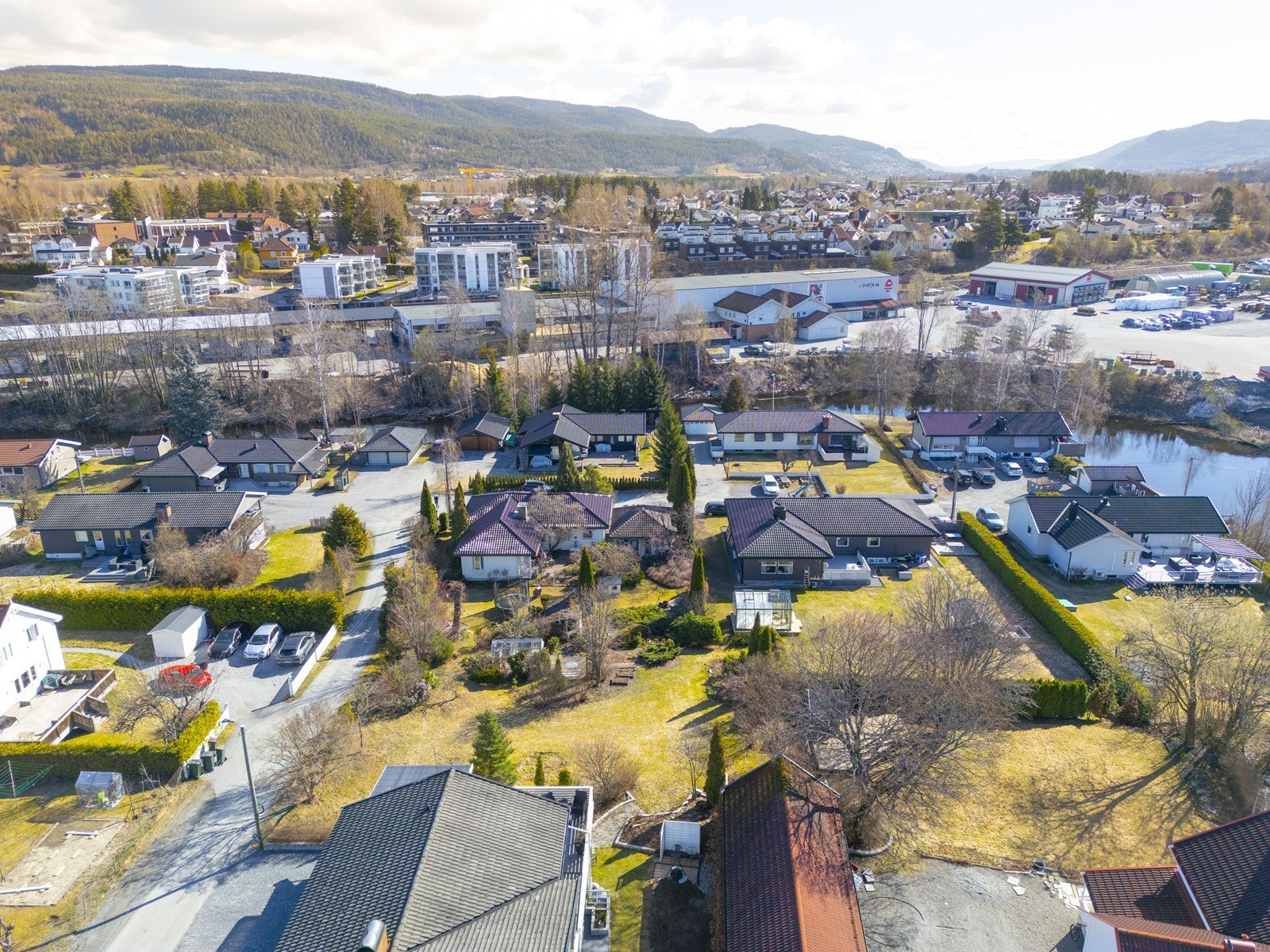 Tomten er i reguleringsplan avsatt til boligformål og det kan bebygges med inntil 2 etasjer og en utnyttelsesgrad på 20%. Galleribilde