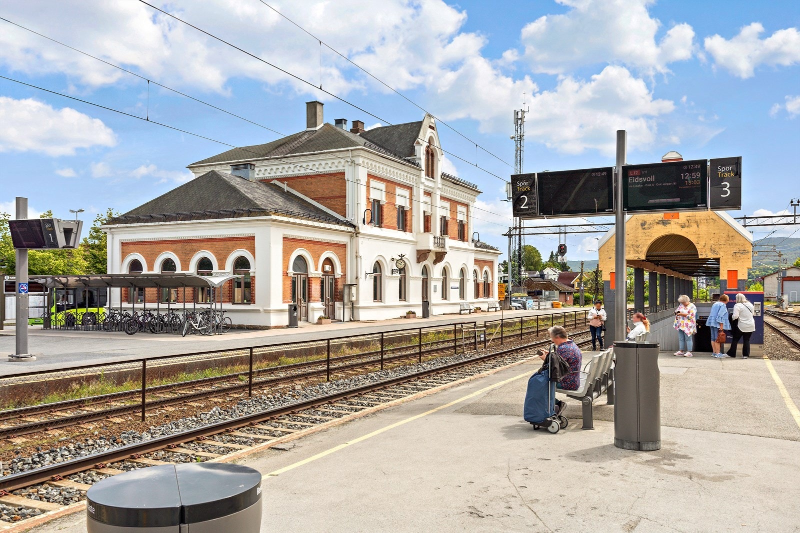 Fra tomten er det kort vei til Hokksund Stasjon med tog -og bussforbindelser retning Drammen/Oslo/Kongsberg Galleribilde