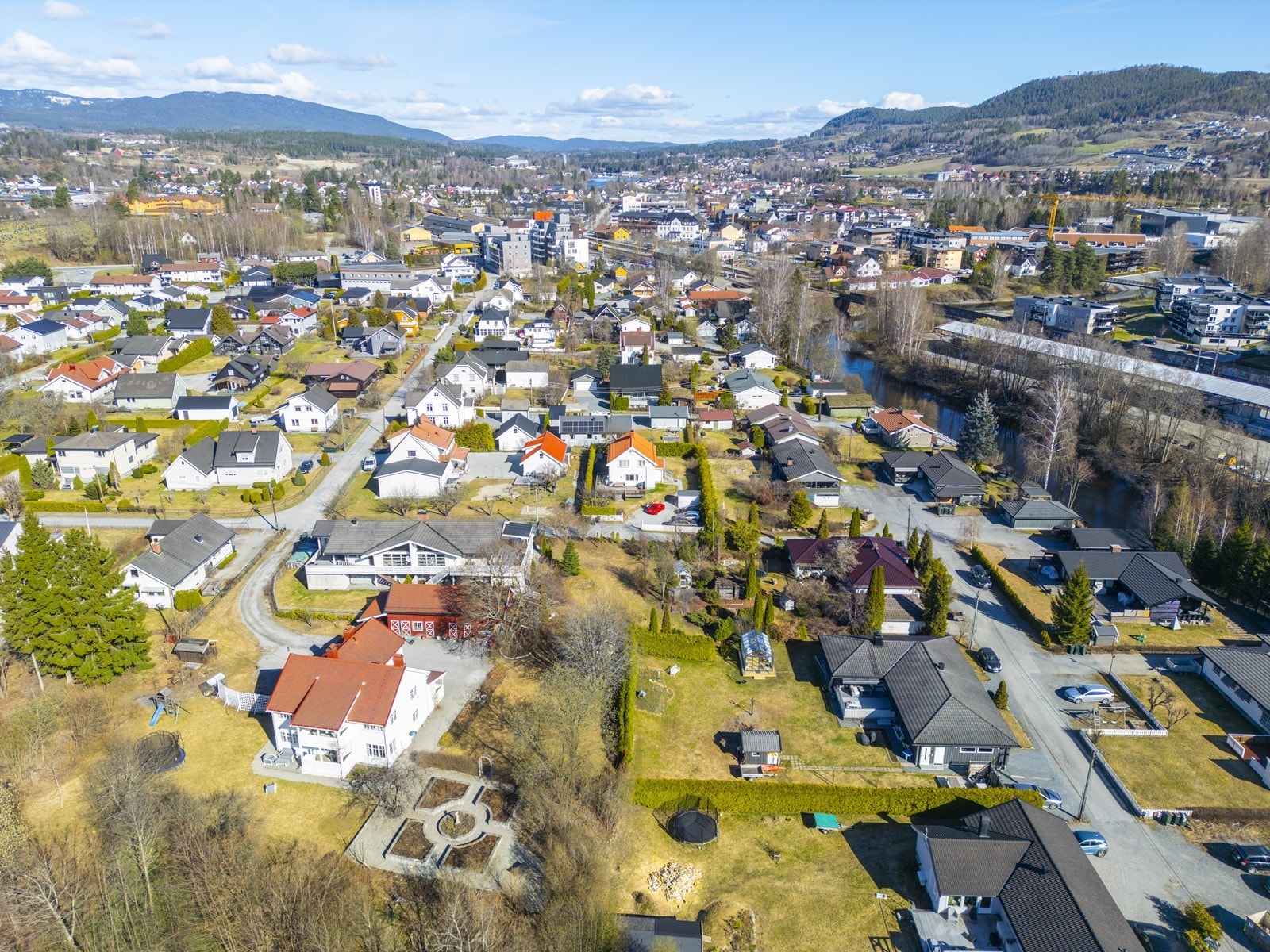 Tomten ligger fint til i blindvei uten gjennomkjøring og har fine solforhold. Galleribilde