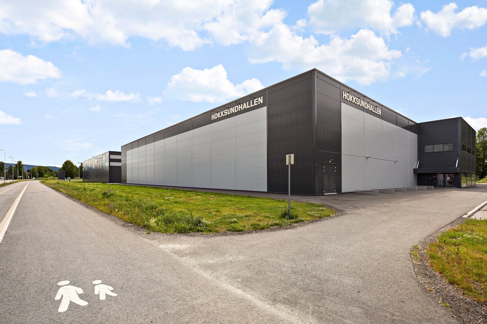 Nyere og flott idrettsanlegg på Loesmoen med bl.a. fotball og turnhall Galleribilde