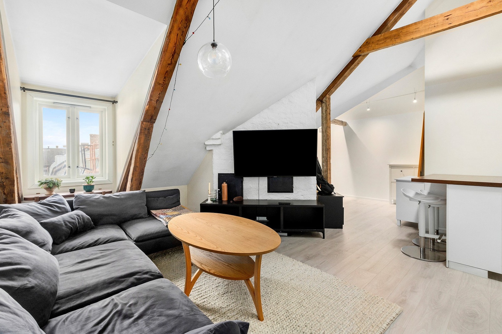 Stue- og kjøkkenløsningen oppleves lys og luftig og er på 29 kvm. Galleribilde