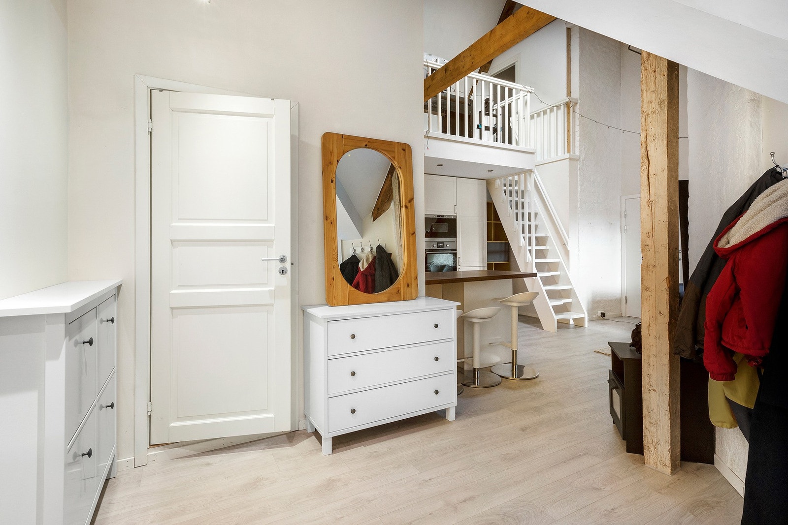 Her har du god plass til lagring av sko og yttertøy. Galleribilde