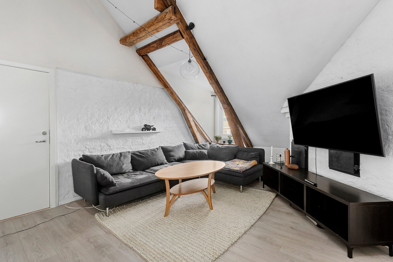 Trivelig stuekrok som fint kan møbleres med stor sittegruppe. Galleribilde