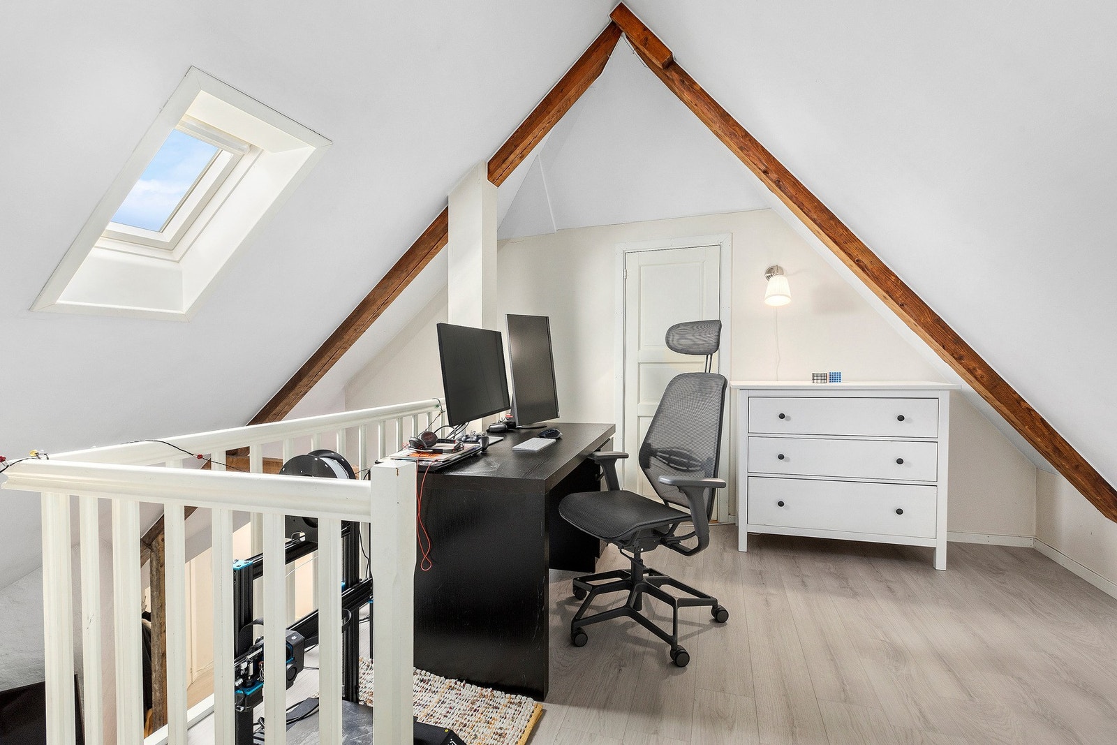 Areal på hems som i dag er benyttet til hjemmekontor kan også fint møbleres med for eksempel sofa. Galleribilde