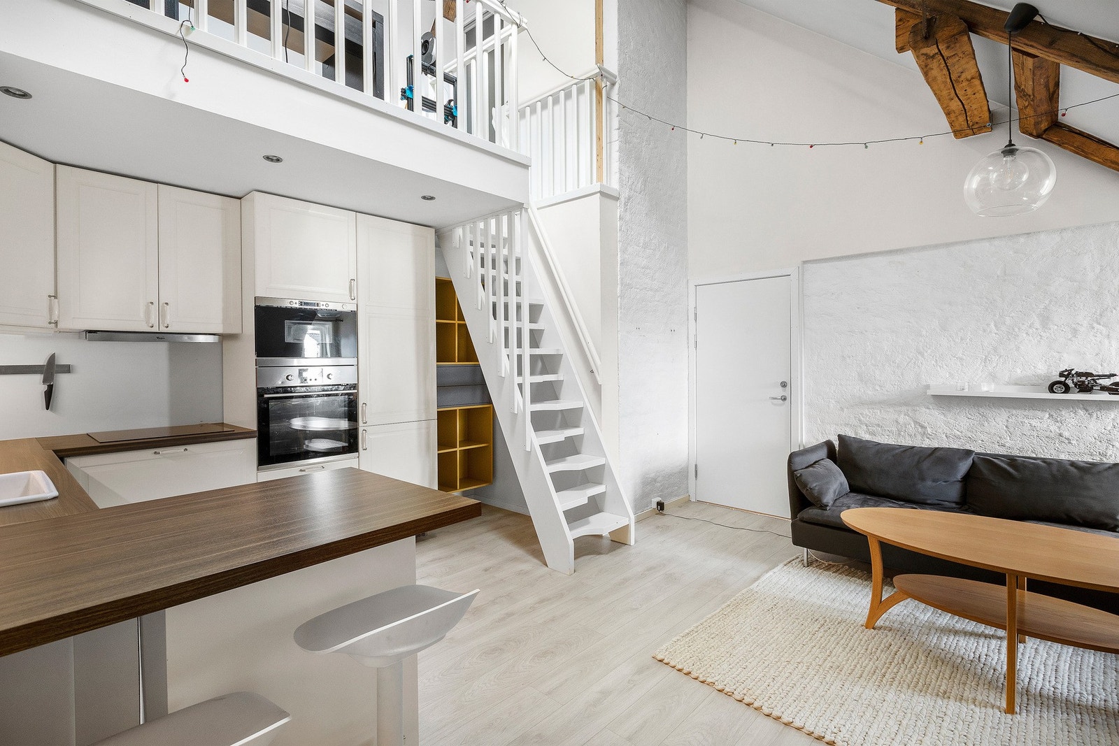 Velkommen til denne tiltalende loftsleiligheten med herlig særpreg på Lilleby. Galleribilde