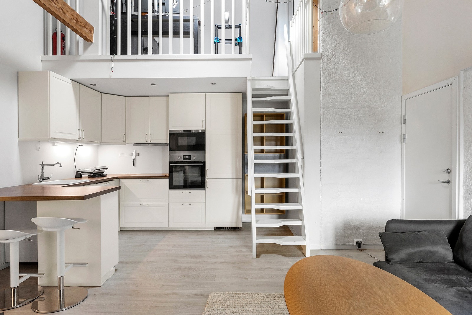 Leiligheten nyter godt av god takhøyde og den åpne løsningen opp mot hems. Galleribilde