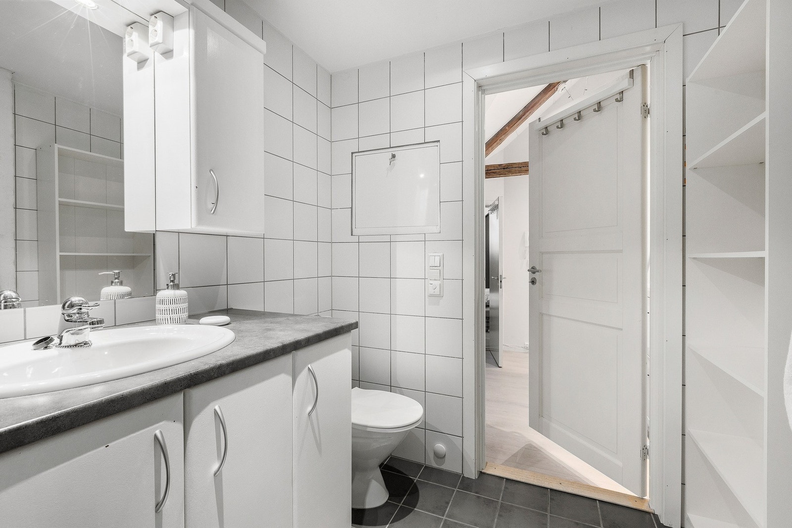 På badet her du opplegg for vaskemaskin, dusjhjørne, toalett og moderne baderomsinnredning. Galleribilde