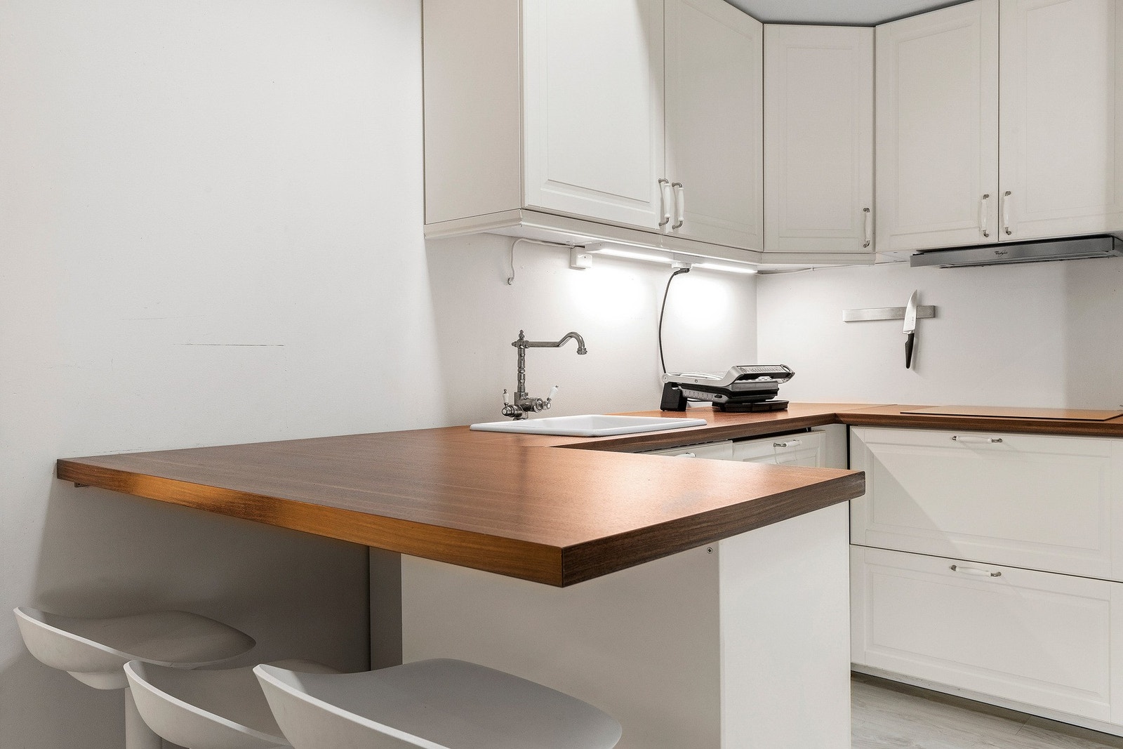 Praktisk med kjøkken-halvøy som gir ekstra arbeidsplass, og som funker utmerket til spiseplass. Galleribilde