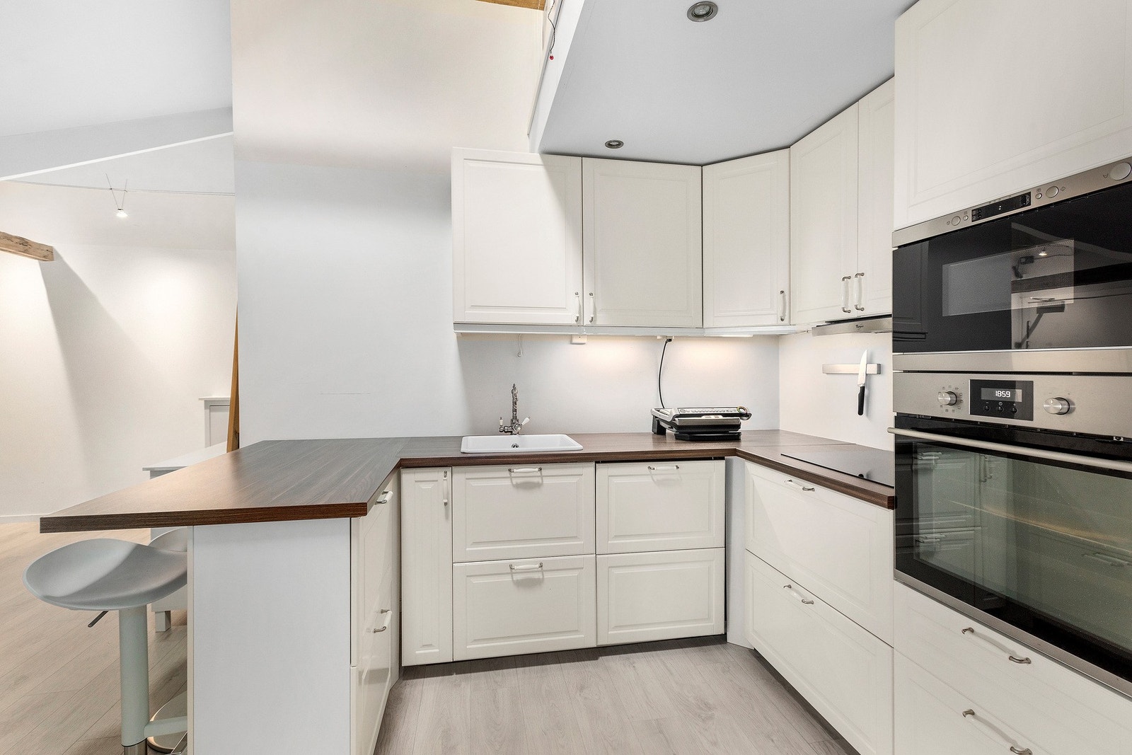 Godt utnyttet areal som gir deg rikelig med lagringsplass i over- og underskap. Galleribilde