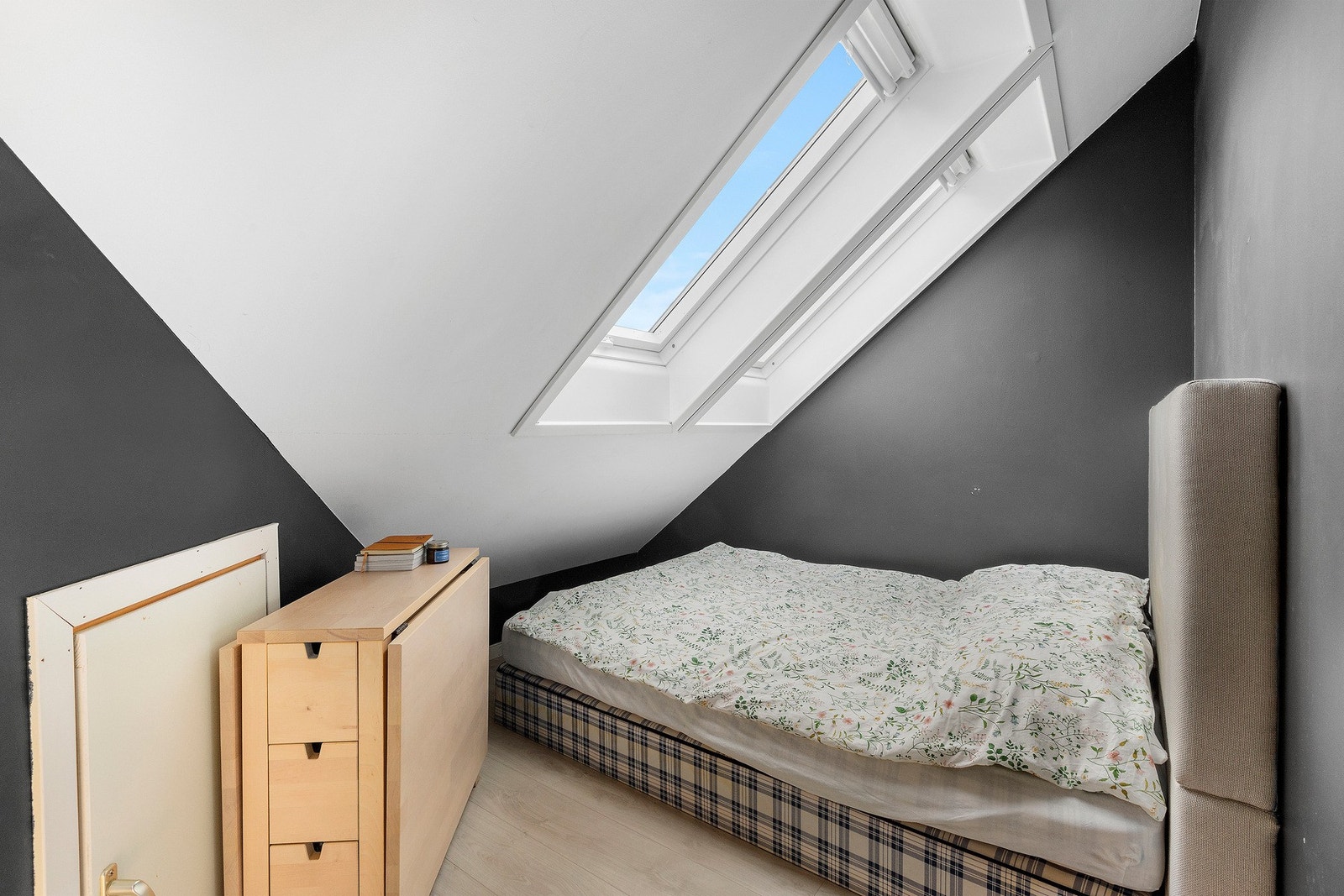 Soverom, opprinnelig tegnet inn som sovenisje. Er i dag kledd igjen med vegg og dør. Praktisk med lagringsplass i kott til venstre i bildet. Galleribilde