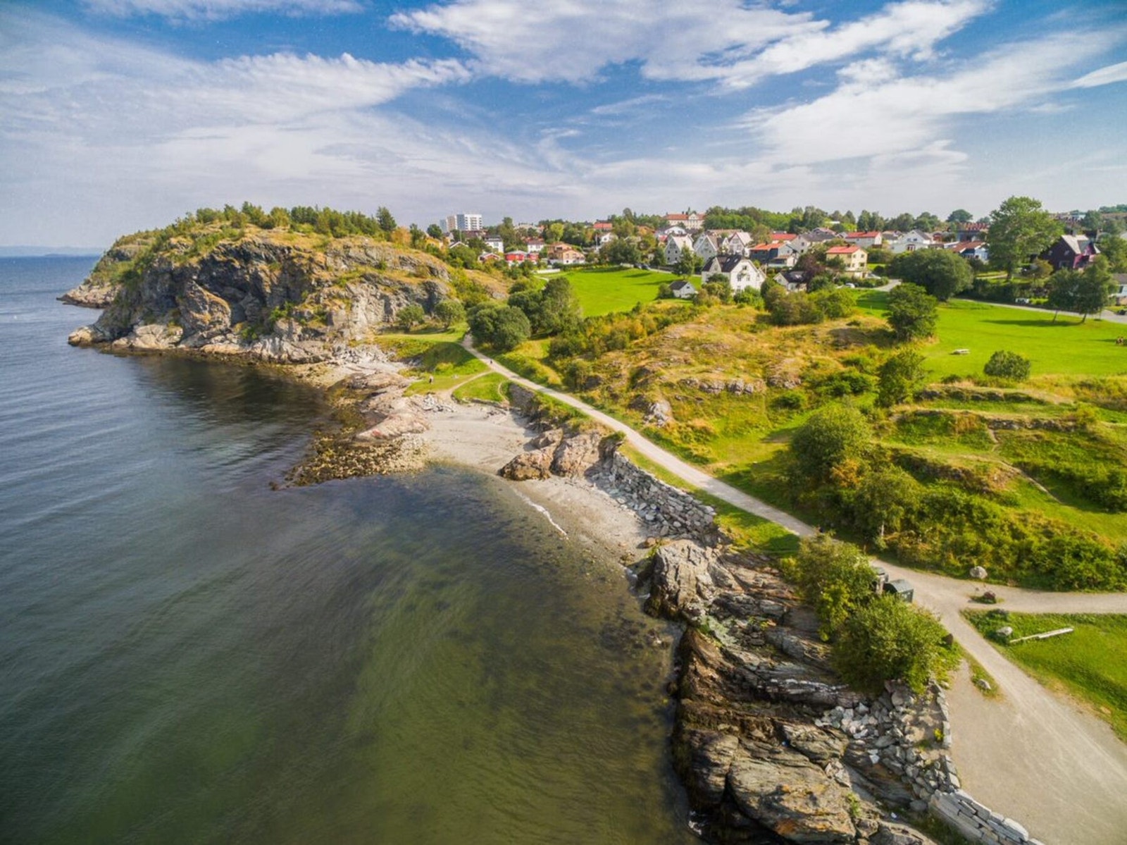 På Lade finner man en av byens mest populære turstier, Ladestien. Her finner man flotte badestrender og serveringsmuligheter på Ladekaia og Sponhuset. Galleribilde