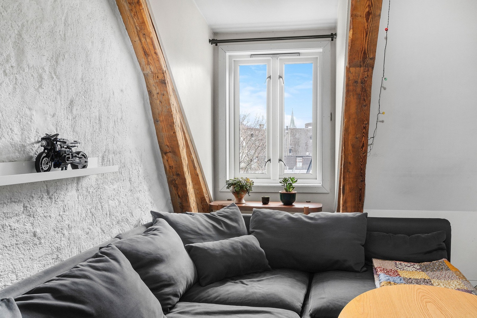 Herlig særpreg med moderne materialvalg i fin kombinasjon med synlige dragere. Galleribilde