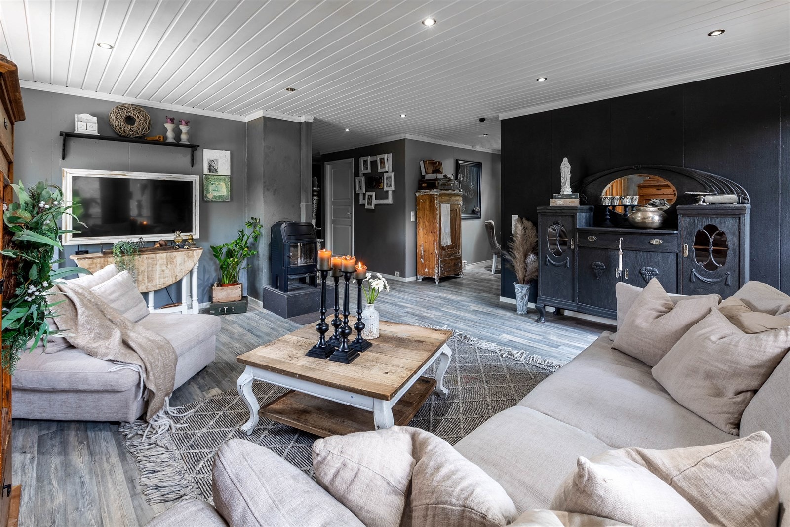 Stue delvis åpent mot kjøkken. Galleribilde