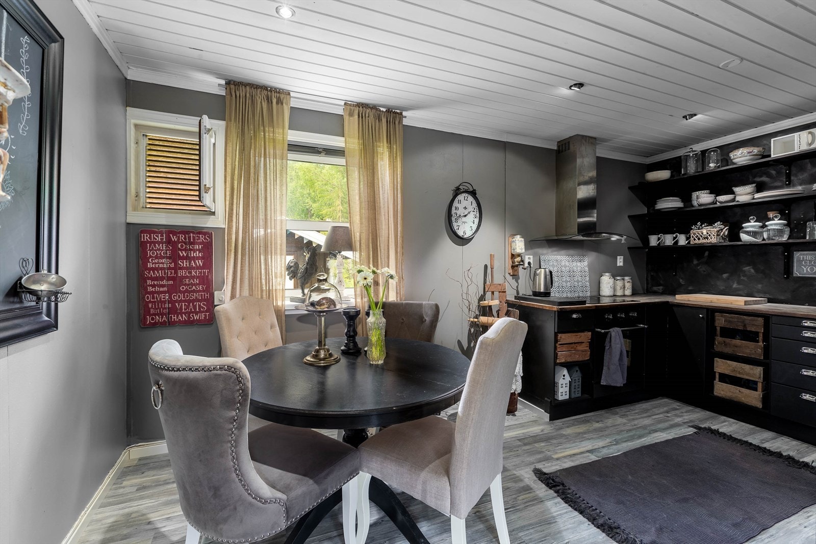 Hyggelig spiseplass på kjøkkenet. Galleribilde