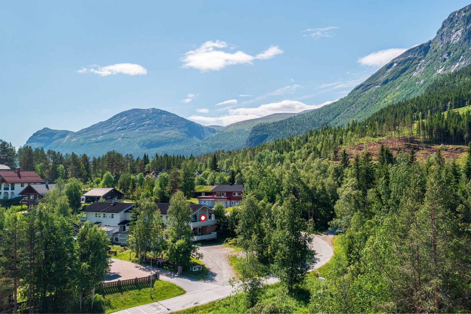 Leiligheten har en fin og sentral beliggenhet i dalen med gangavstand til sentrum. Galleribilde