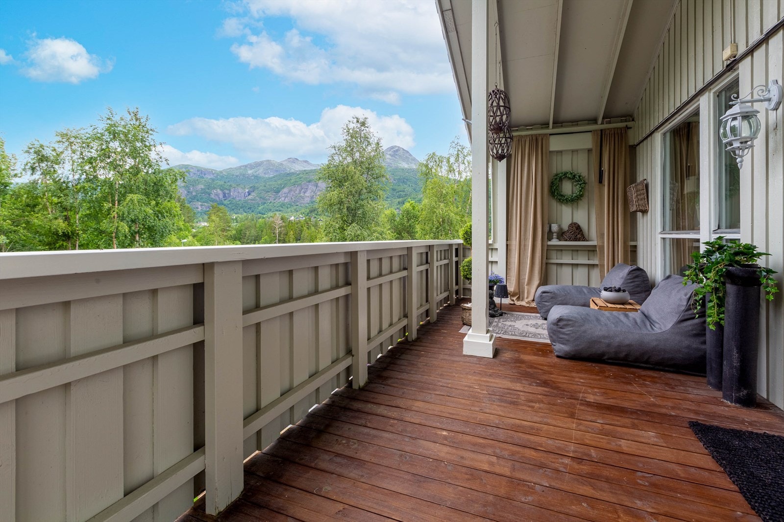 Stor solrik terrasse på ca. 20 kvm med flott utsikt. Galleribilde