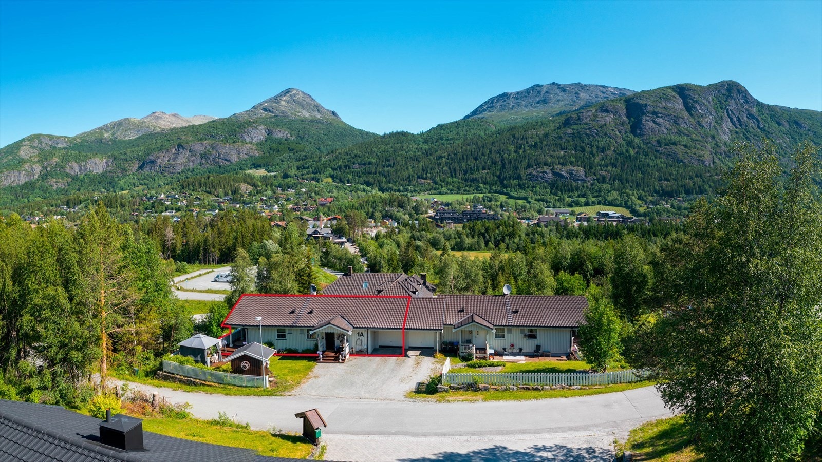 Leiligheten har vestvendt terrasse på ca. 20 kvm, garasje og disponerer felles areal utenfor leiligheten med platting og grøntareal. Galleribilde