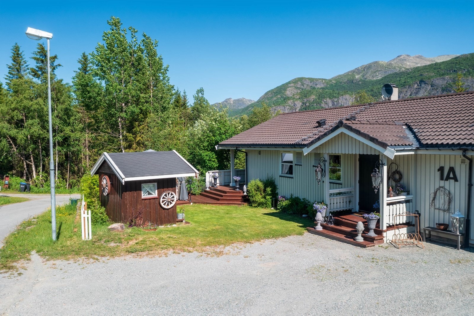 Velkommen til - Fløgovegen 1 A. Bygget har 5 leiligheter men du får en "tomannsbolig følelse" i denne enheten. Galleribilde