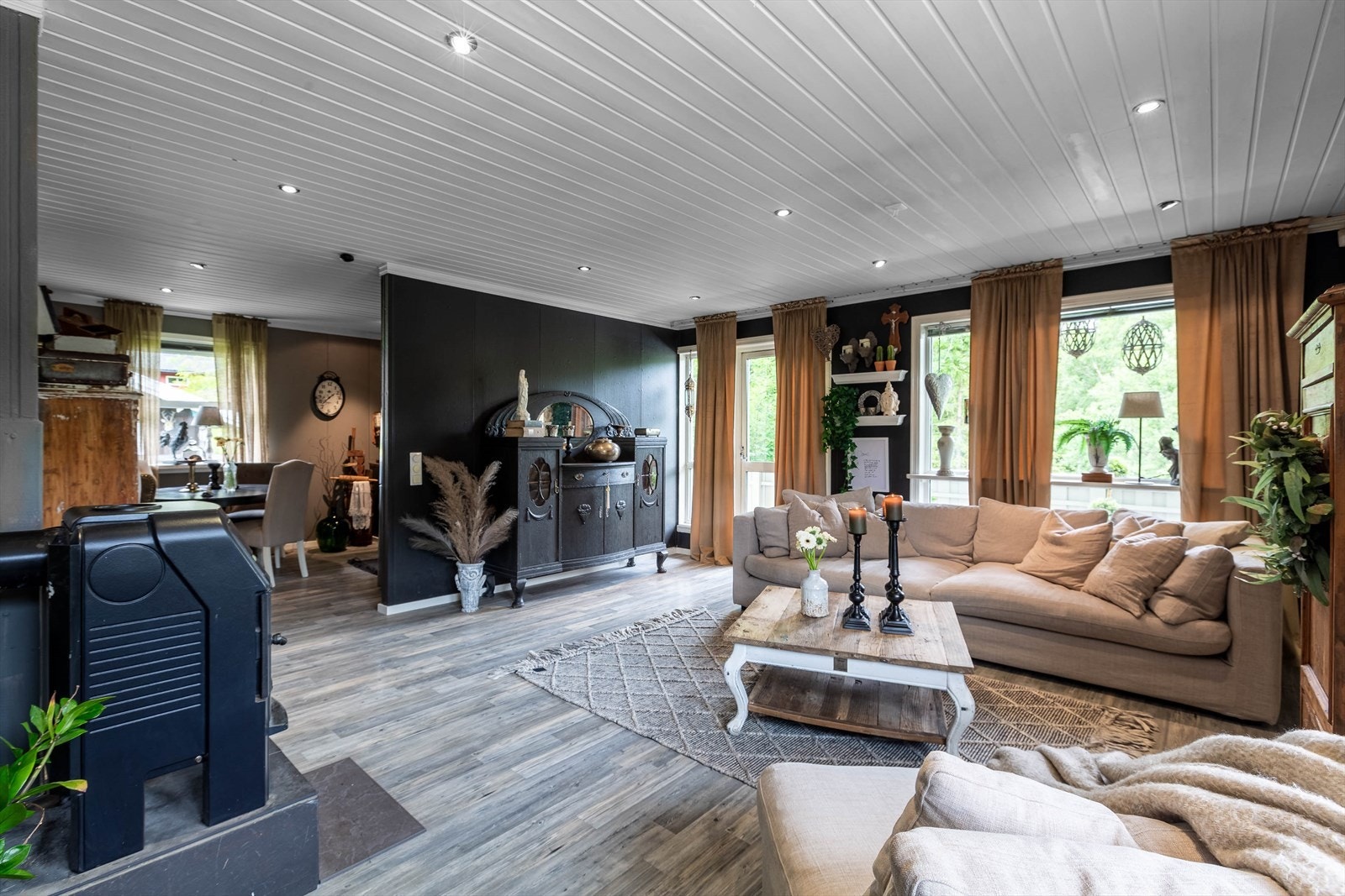 Romslig stue med store vindusflater og utgang til solrik vestvendt terrasse på ca. 20 kvm. Galleribilde