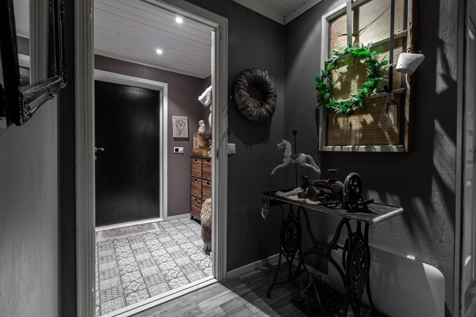 Entrè med inngang til garderobe. Galleribilde