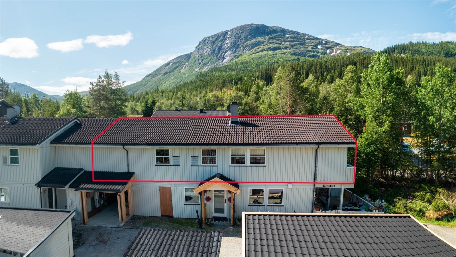 Fasaden sett fra baksiden - Det er nå bygget caroporter på vestsiden av bygget. Galleribilde