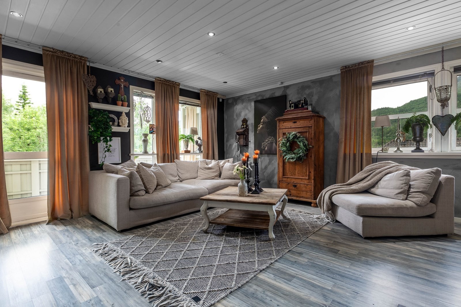 Lys og delikat stue med store vindusflater. Galleribilde