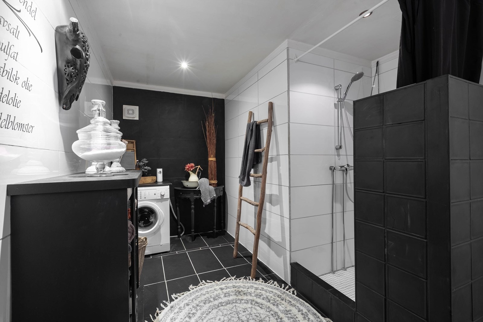 Baderom med dusjnisje og opplegg for vaskemaskin. Galleribilde