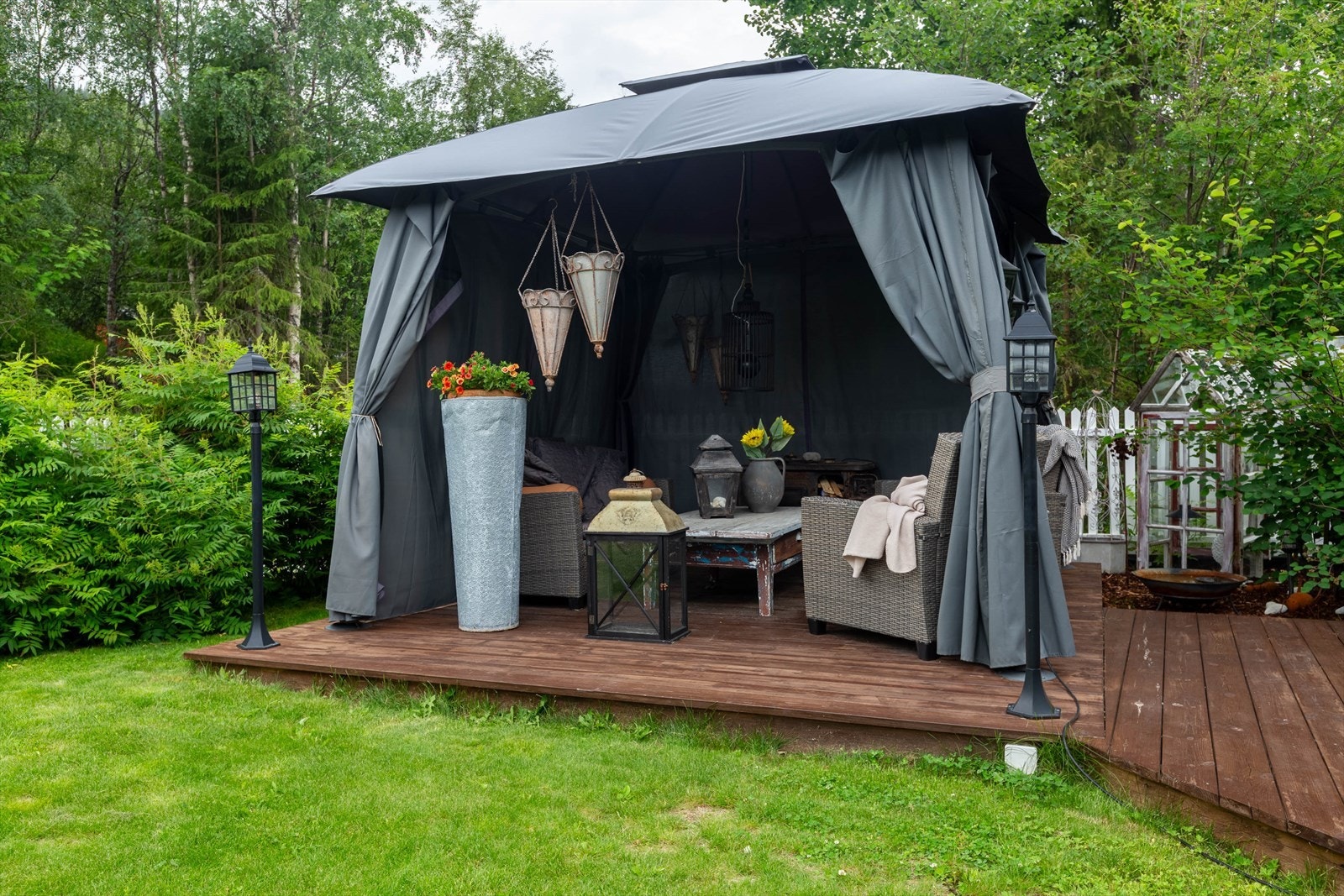 Fin uteplass på terrasseplattingen. Galleribilde