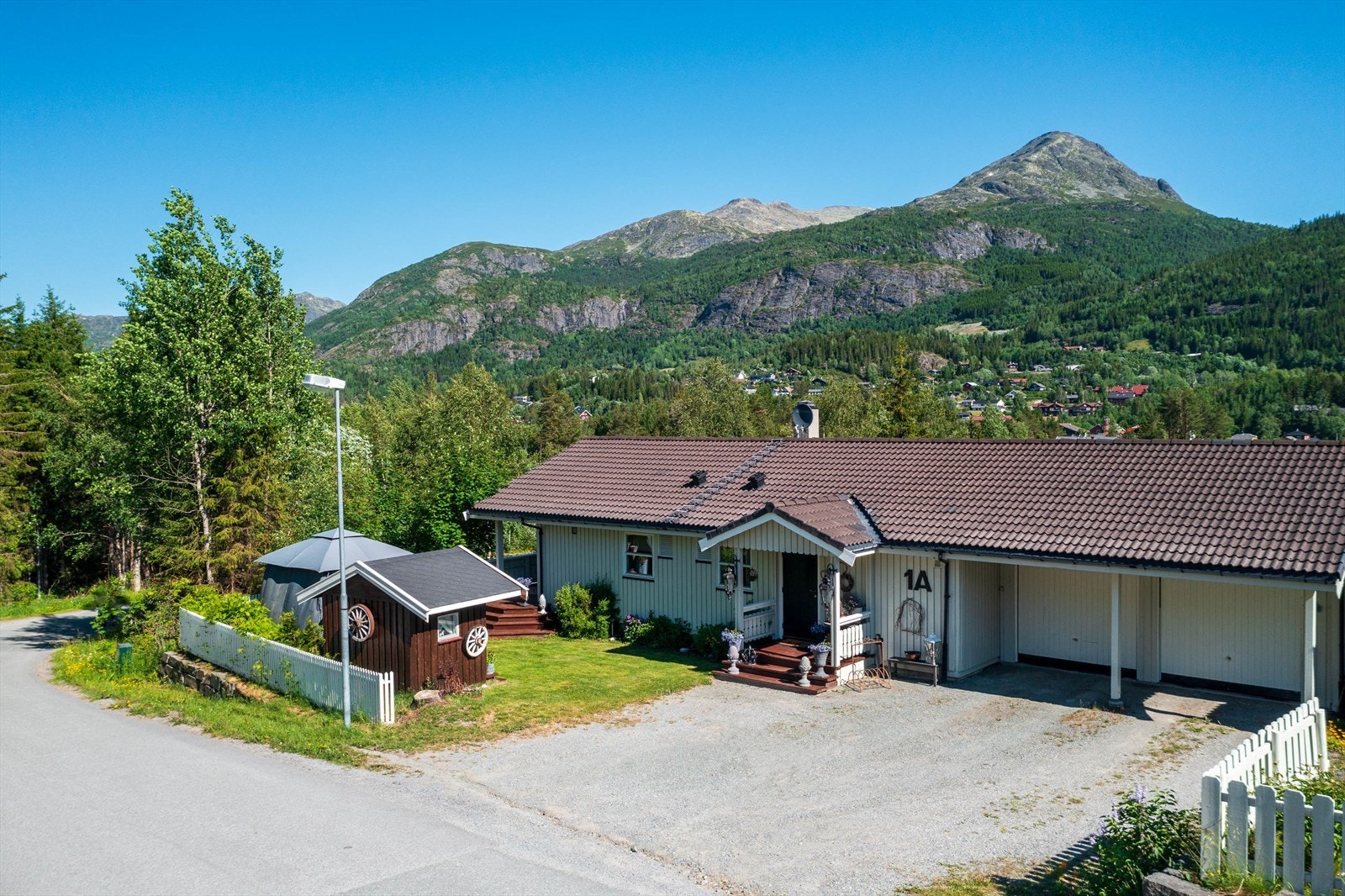 Leilighetsbygget består av 5 seksjoner og denne leiligheten er beliggende i 2.etasje. Galleribilde