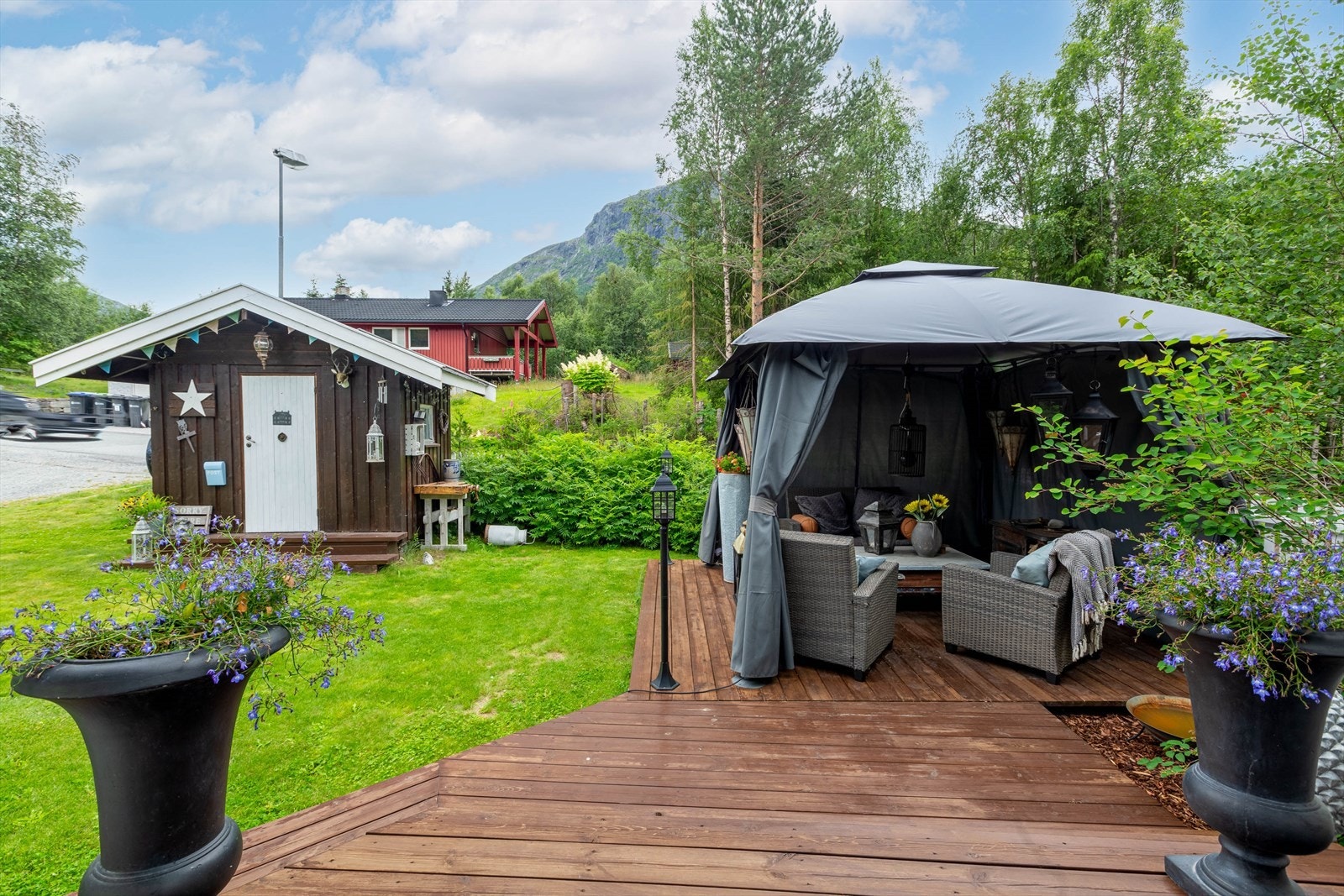 Terrasseplatting med uteplass og dukkehus. (Medfølger ikke) Galleribilde