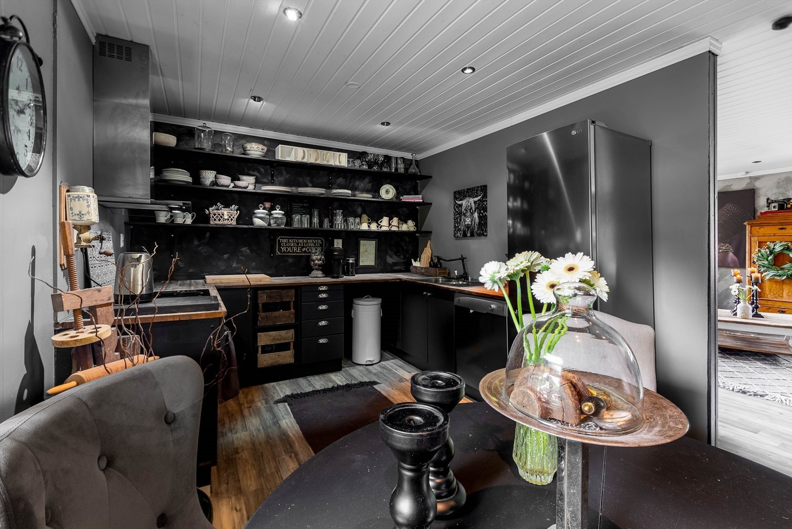 Kjøkken i tidsriktige mørke fargetoner. Galleribilde