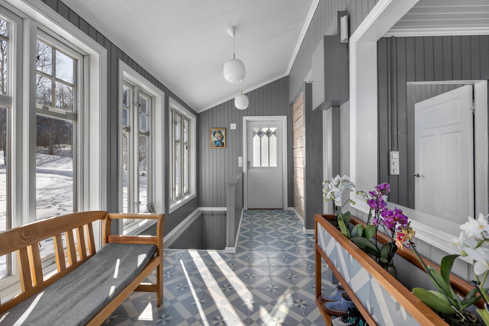 Flotte fliser på gulv i kombinasjon med nydelig fargevalg gir en ekte "sommerhusfølelse". Varmekabler i hele inngangspartiet. Galleribilde