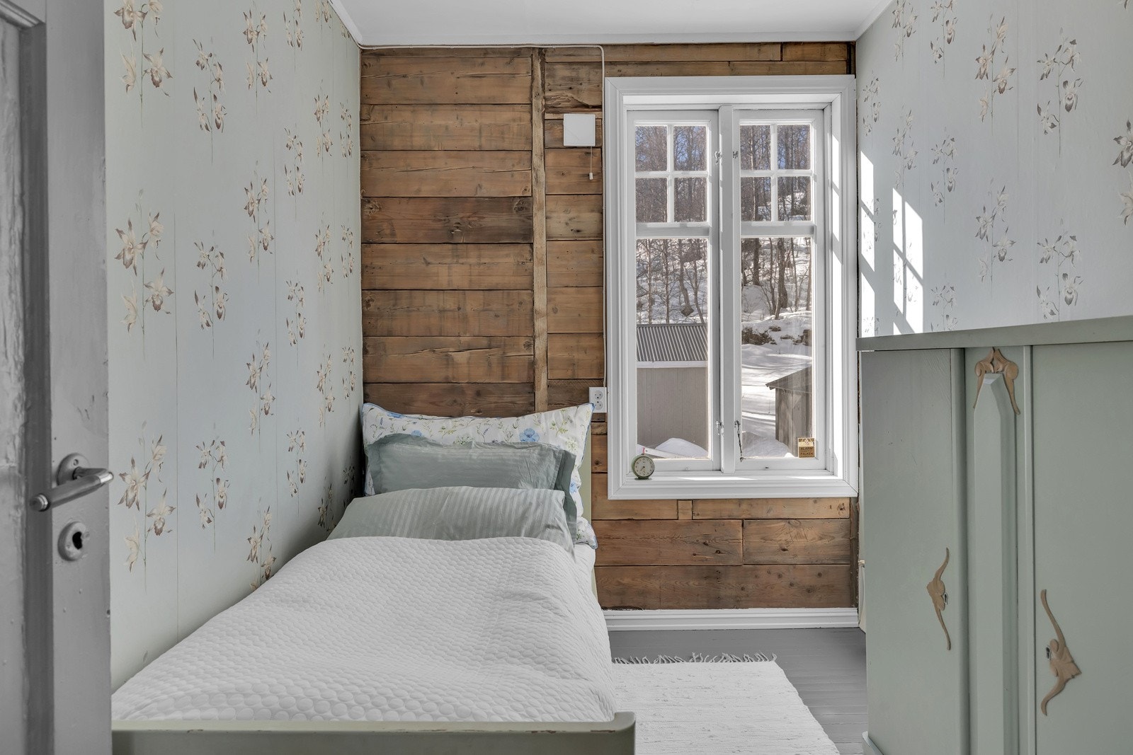 1. etasjes 2. soverom ligger i tilknytning inngangspartiet og er på ca. 5,4m2 Galleribilde