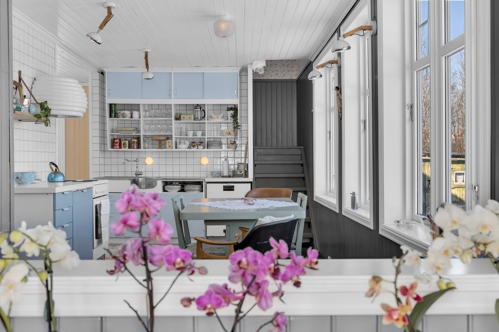 Fra inngangspartiet ledes du til et stort og åpent kjøkken som er hjertet i hovedetasjen Galleribilde