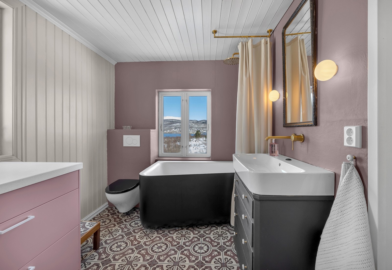 Badet er på ca. 6m2 Galleribilde