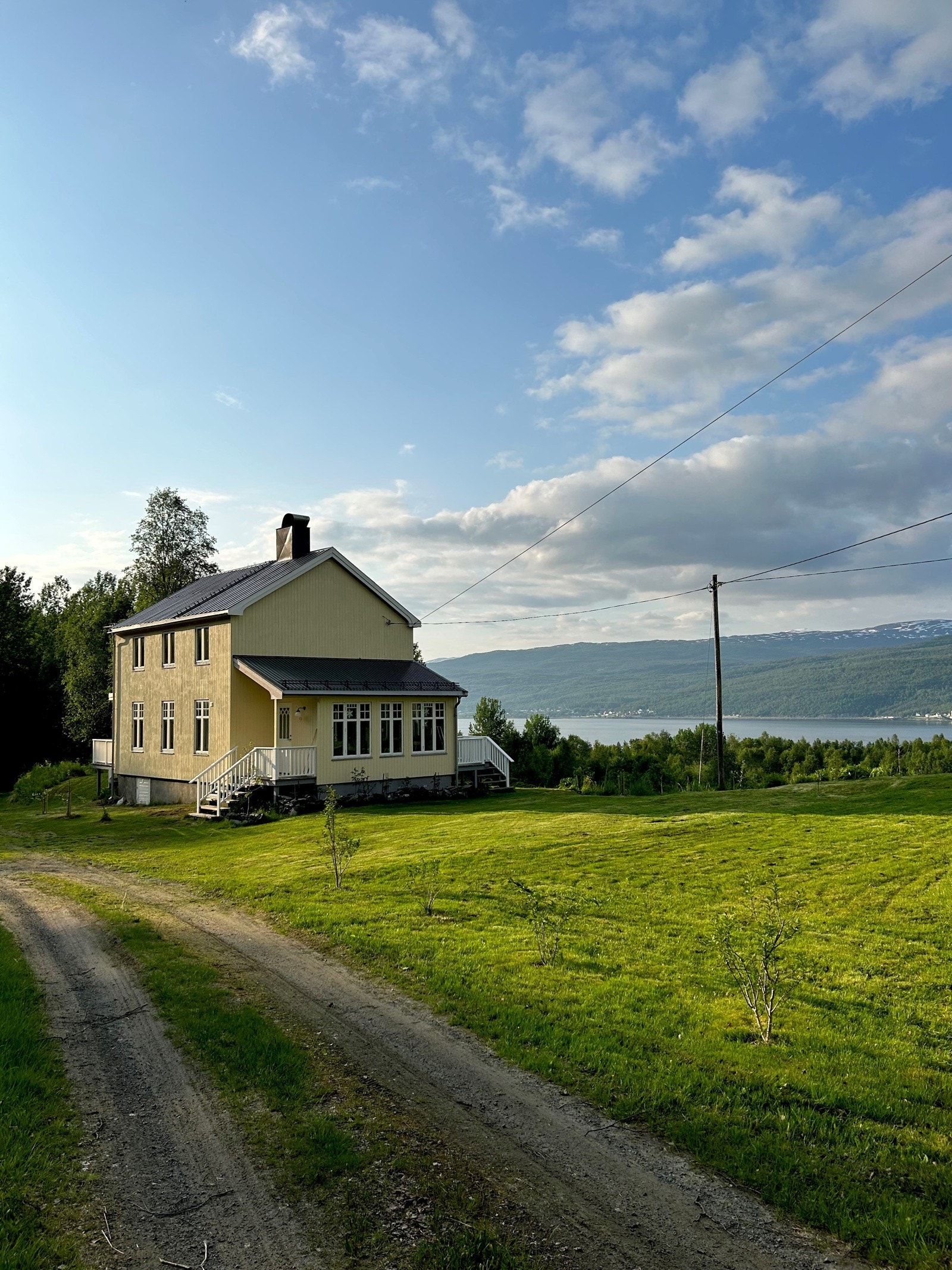 Lilundvegen 49 er tilbakrtrukket innerst i veien og har svært vakre og rolige omgivelser Galleribilde